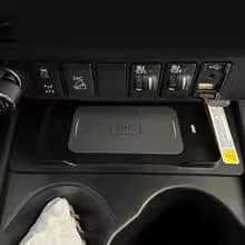 CARGADOR INALAMBRICO ORIGINAL PARA TOYOTA HILUX 2017-2026 (AUTOMATICA)
